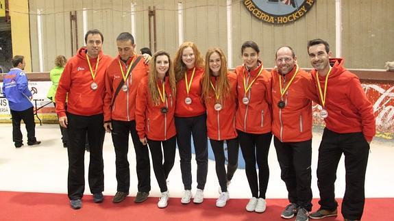 Los equipos femenino y masculino, con sus medallas de bronce. 